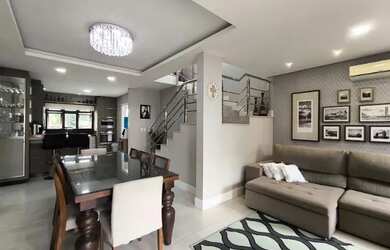 Imagem: A casa possui 3 Dormitórios, 3 Banheiros, 2 Vagas na garagem