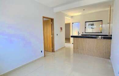 Imagem: A casa possui 3 Dormitórios, 2 Banheiros, 2 Vagas na garagem