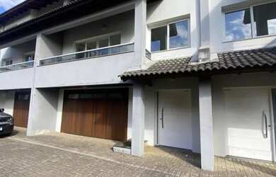 Imagem: A casa possui 3 Dormitórios, 2 Banheiros, 4 Vagas na garagem