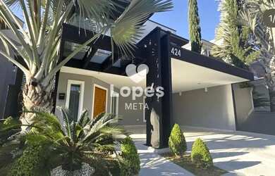 Imagem: A casa possui 4 Dormitórios, 1 Banheiro, 4 Vagas na garagem