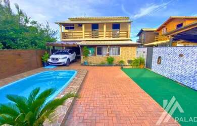 Imagem: A casa possui 4 Dormitórios, 2 Banheiros, 2 Vagas na garagem