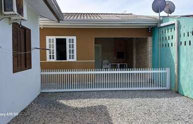 Imagem: A casa possui 2 Dormitórios, Acomodam 8 pessoas, 2 Vagas na