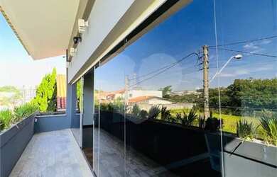 Imagem: A casa possui 4 Dormitórios, 5 Banheiros, 5 Vagas na garagem