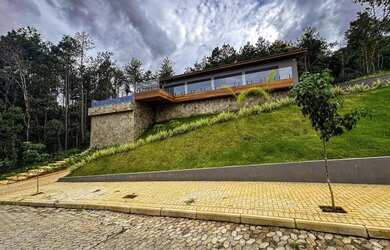 Imagem: A casa em condomínio possui 4 Dormitórios, 5 Banheiros, 4