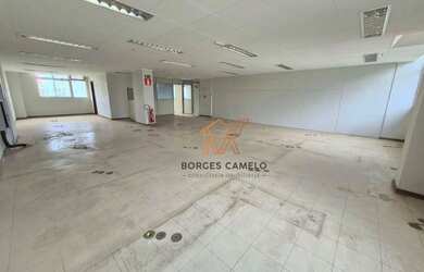 Imagem: O depósito possui 3 Vagas na garagem, 240m² de Área e está