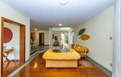 Imagem: A casa possui 4 Dormitórios, 3 Banheiros, 3 Vagas na garagem