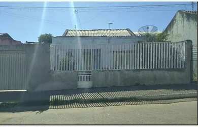 Imagem: A casa possui 3 Dormitórios, 2 Banheiros, 209m² de Área e