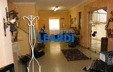 Imagem: A casa possui 3 Dormitórios, 2 Banheiros, 3 Vagas na garagem