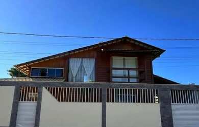 Imagem: A casa possui 5 Dormitórios, 3 Banheiros, 4 Vagas na garagem