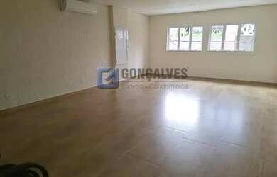 Imagem: O depósito possui 5 Vagas na garagem, 379m² de Área e está