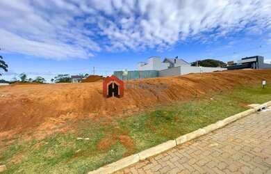 Imagem: O terreno possui 180m² de Área e está localizado em Cocão