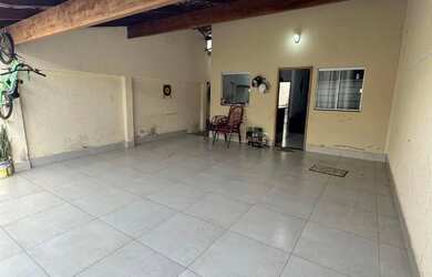 Imagem: A casa possui 3 Dormitórios, 2 Banheiros, 2 Vagas na garagem