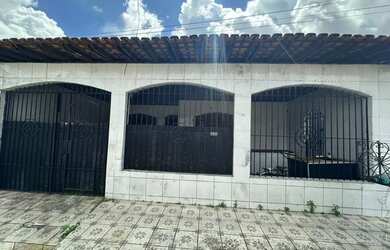 Imagem: A casa possui 3 Dormitórios, 3 Banheiros, 2 Vagas na garagem