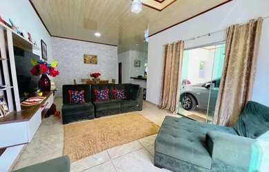 Imagem: A casa possui 3 Dormitórios, 2 Banheiros, 2 Vagas na garagem