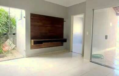 Imagem: A casa possui 3 Dormitórios, 2 Banheiros, 2 Vagas na garagem