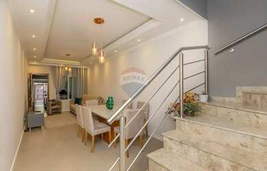 Imagem: A casa possui 3 Dormitórios, 3 Banheiros, 2 Vagas na garagem