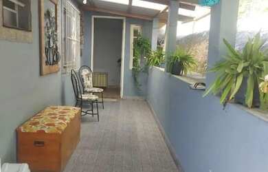 Imagem: A casa possui 2 Dormitórios, 2 Banheiros, 2 Vagas na garagem