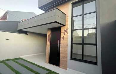 Imagem: A casa possui 3 Dormitórios, 2 Banheiros, 2 Vagas na garagem