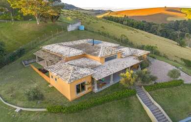 Imagem: A casa em condomínio possui 4 Dormitórios, 5 Banheiros, 5