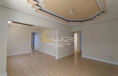 Imagem: A casa possui 3 Dormitórios, 2 Banheiros, 4 Vagas na garagem