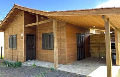 Imagem: A casa possui 3 Dormitórios, 1 Banheiro, 1 Vaga na garagem