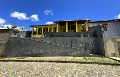 Imagem: A casa possui 5 Dormitórios, 3 Banheiros e 2 Vagas na garagem