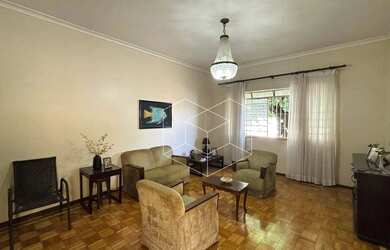 Imagem: A casa possui 3 Dormitórios, 3 Banheiros, 1 Vaga na garagem