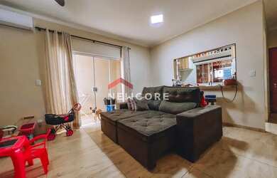 Imagem: A casa possui 2 Dormitórios, 2 Banheiros, 2 Vagas na garagem