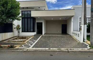 Imagem: A casa em condomínio possui 3 Dormitórios, 2 Banheiros, 4