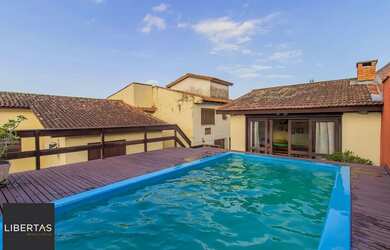 Imagem: A casa possui 4 Dormitórios, 4 Banheiros, 4 Vagas na garagem