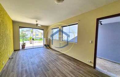 Imagem: A casa possui 3 Dormitórios, 4 Banheiros, 2 Vagas na garagem