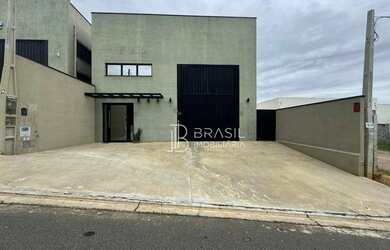 Imagem: O depósito possui 4 Vagas na garagem, 237m² de Área e está