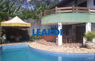 Imagem: A casa possui 4 Dormitórios, 5 Banheiros, 5 Vagas na garagem