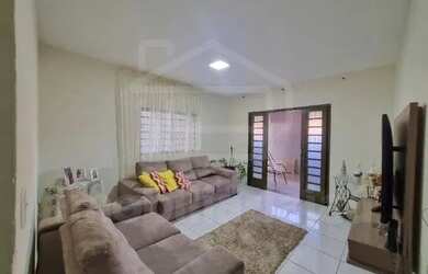 Imagem: A casa possui 2 Dormitórios, 2 Banheiros, 2 Vagas na garagem