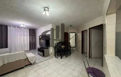 Imagem: A casa possui 3 Dormitórios, 1 Banheiro, 2 Vagas na garagem