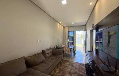 Imagem: A casa possui 3 Dormitórios, 2 Banheiros, 2 Vagas na garagem