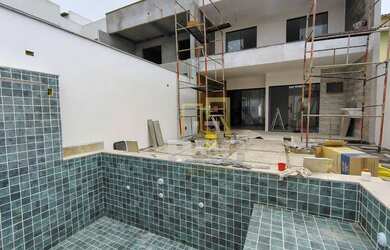 Imagem: A casa possui 4 Dormitórios, 3 Banheiros, 3 Vagas na garagem