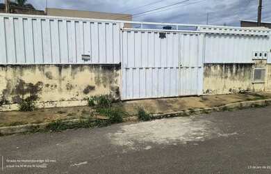 Imagem: A casa possui 3 Dormitórios, 2 Banheiros, 3 Vagas na garagem