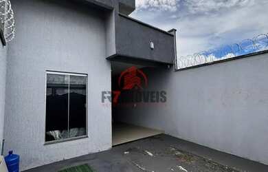 Imagem: A casa possui 3 Dormitórios, 2 Banheiros, 2 Vagas na garagem