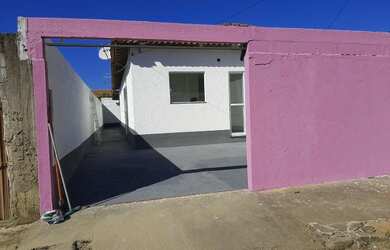 Imagem: A casa possui 3 Dormitórios, 2 Banheiros, 2 Vagas na garagem