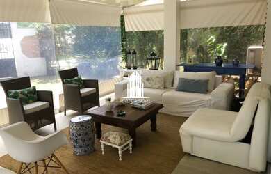 Imagem: A casa possui 4 Dormitórios, 5 Banheiros, 2 Vagas na garagem