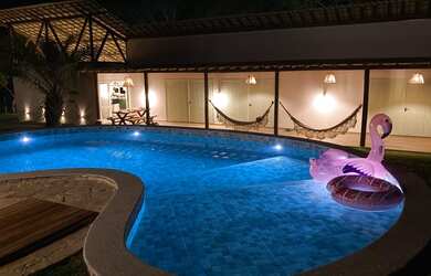 Imagem: A casa possui 4 Dormitórios, 5 Banheiros, 4 Vagas na garagem