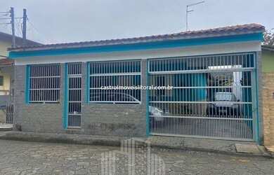 Imagem: A casa possui 3 Dormitórios, 1 Banheiro, 5 Vagas na garagem