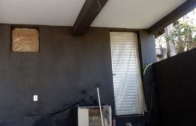 Imagem: A casa possui 2 Dormitórios, 2 Banheiros, 2 Vagas na garagem