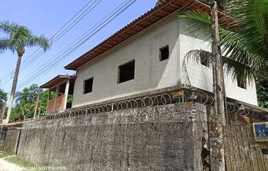 Imagem: A casa possui 3 Dormitórios, 2 Banheiros, 5 Vagas na garagem