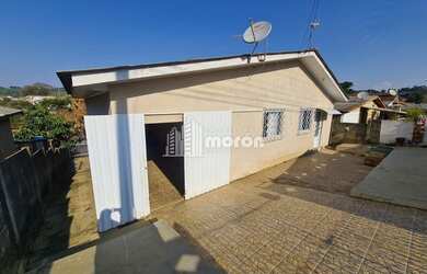 Imagem: A casa possui 2 Dormitórios, 1 Banheiro, 2 Vagas na garagem