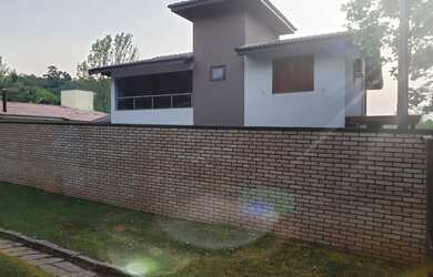 Imagem: A casa em condomínio possui 5 Dormitórios, 5 Banheiros, 2