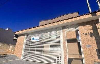 Imagem: A casa possui 3 Dormitórios, 2 Banheiros, 3 Vagas na garagem