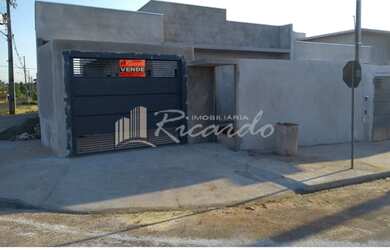 Imagem: A casa possui 2 Dormitórios, 1 Banheiro, 1 Vaga na garagem