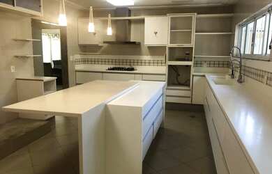 Imagem: A casa possui 4 Dormitórios, 5 Banheiros, 5 Vagas na garagem